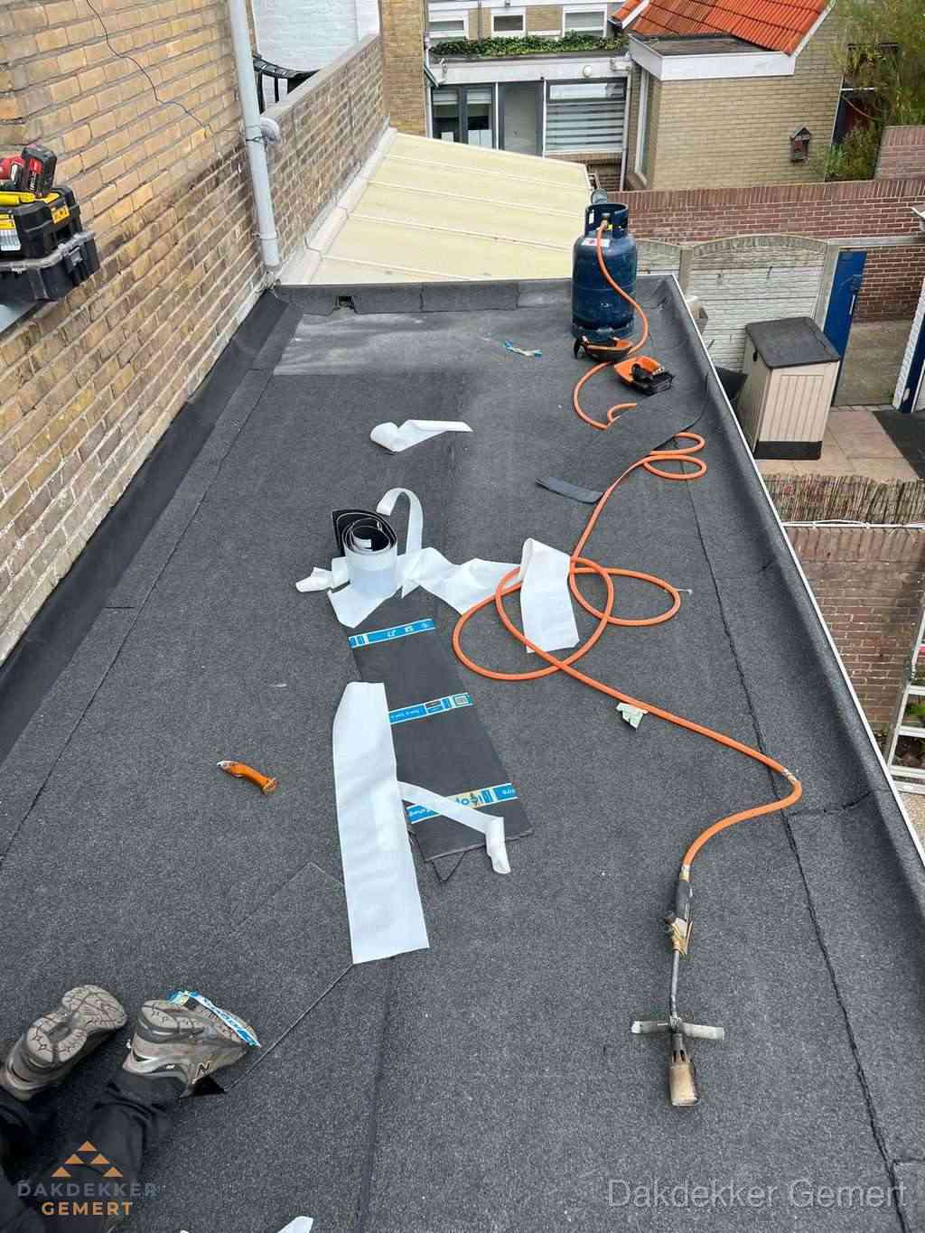 Dakdekker brengt EPDM dakbedekking aan op plat dak in Gemert Dakdekker brengt EPDM dakbedekking aan op plat dak in Gemert