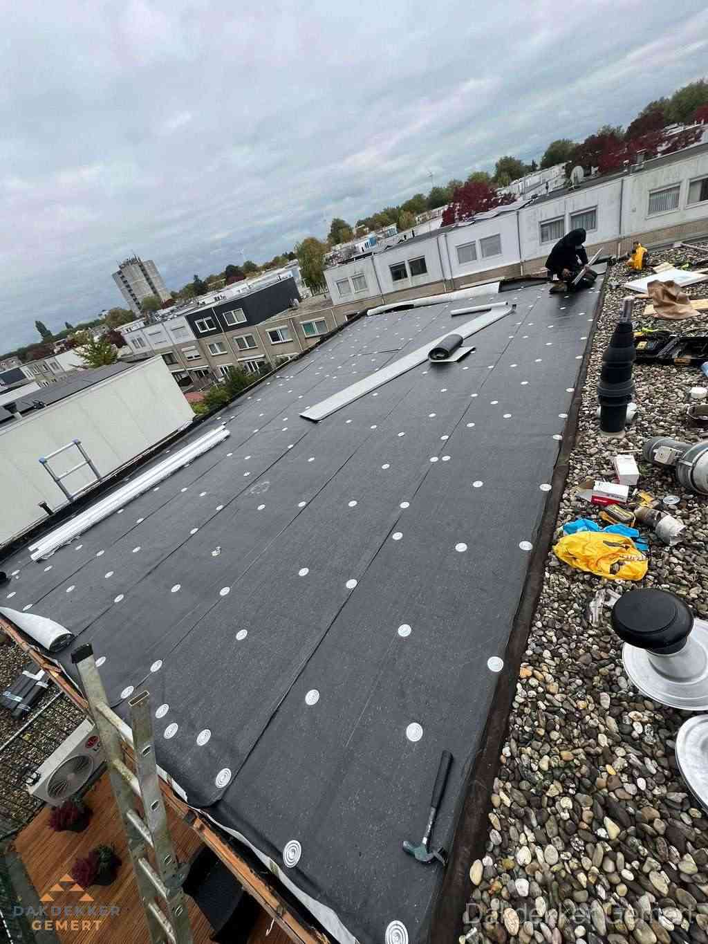 Dakleer vervangen op groot plat dak door dakdekker in Gemert Dakleer vervangen op groot plat dak door dakdekker in Gemert