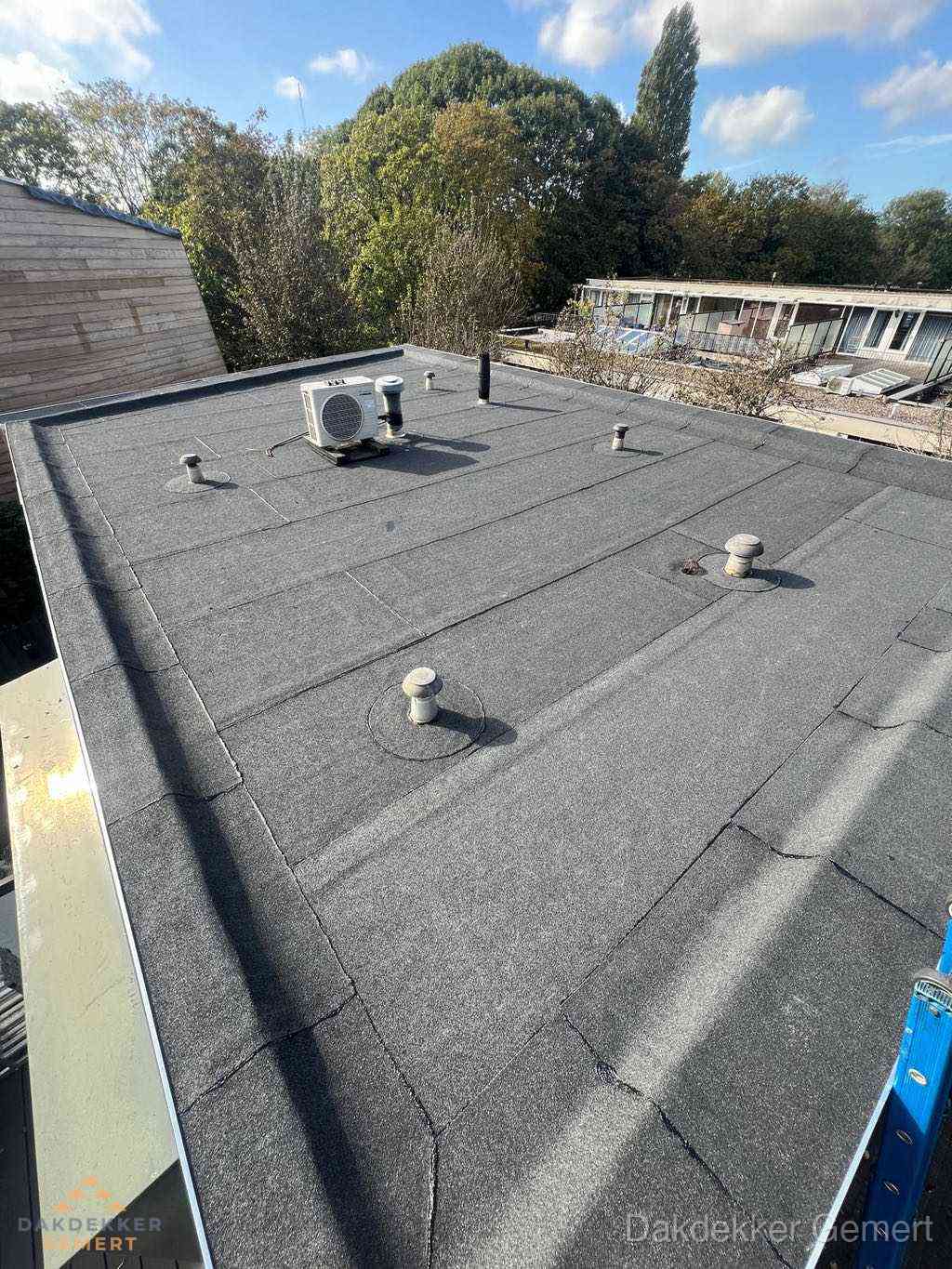 Plat dak met bitumen en brandgereedschap van dakdekkersbedrijf in Gemert Plat dak met bitumen en brandgereedschap van dakdekkersbedrijf in Gemert